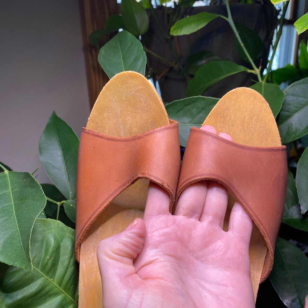Vintage Tan Leather Women's Heels - Picture 5 of 8